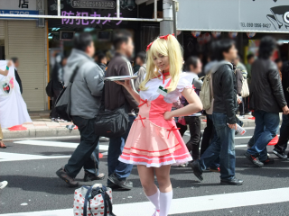 Illustration for article titled Cosplaying In The Streets of Osaka